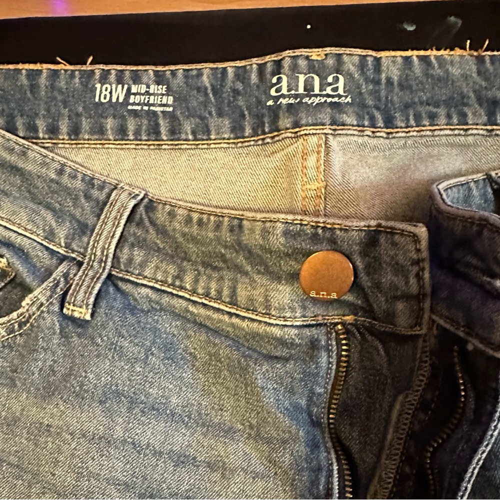 a.n.a Relaxed Fit Blue Mid rise boyfriend Jean - Picture 2 of 4